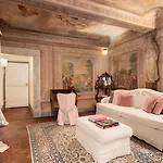 Piazza Pitti Palace - Residenza D'epoca 3*