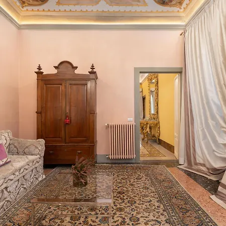 Piazza Pitti Palace - Residenza D'Epoca Bed & Breakfast
